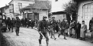 Γερμανοί στρατιώτες περνούν από ελληνικό χωριό στη διάρκεια της κατοχής