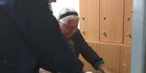 Γιαγιά με κορδέλα στο κεφάλι