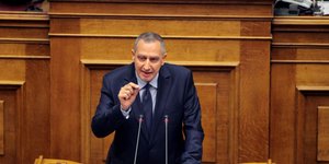 Ο Γιάννης Μιχελάκης στο βήμα της Βουλής