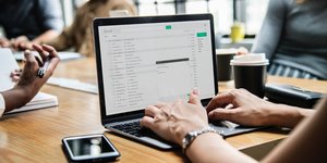 Γυναικεία χέρια στέλνουν email από υπολογιστή σε μίτινγκ