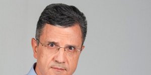 Ο Γιώργος Αυτιάς σε φωτογράφηση για την εκπομπή του στον ΣΚΑΙ