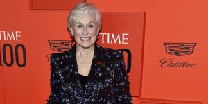 H Γκλεν Κλόυζ χαμογελάει με τα χέρια στις τσέπες του σακακιού της