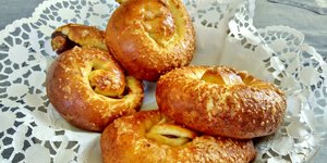 Τυλιχτό τσουρέκι με σοκολάτα και πραλίνα πάνω σε δαντέλα