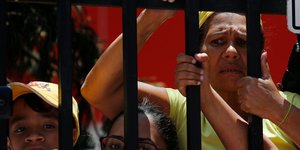 Γυναίκα πίσω από κάγκελα σε διαμαρτυρία στη Βενεζουέλα