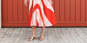 Γυναίκα με φόρεμα και σανδάλι