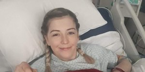 Η Natalie Kunicki στο κρεβάτι του νοσοκομείου χαμογελαστή