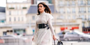 Γυναίκα με μακρύ λευκό φόρεμα