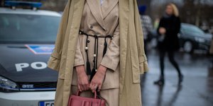 Γυναίκα στο δρόμο με κοστούμι, καπαρντίνα, τσάντα, ζώνη