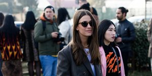 Γυναίκα με σακάκι, τζιν παντελόνι, πράσινη τσάντα, λευκό παπούτσι