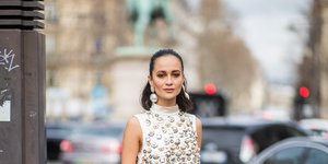 Γυναίκα με μίνι φόρεμα με πέτρες