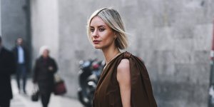 Γυναίκα με καφέ ολόσωμη φόρμα