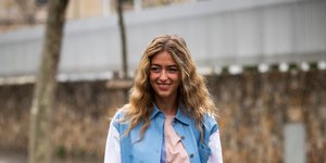 Γυναίκα με πολύχρωμο σύνολο