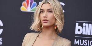 Η Χάλεϊ Μπάλντουιν με ντεκολτέ στο κόκκινο χαλί