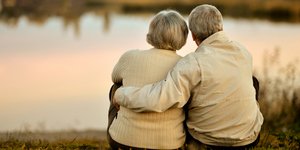 Ηλικιωμένο ζευγάρι αγκαλιά (Φωτογραφία: Shutterstock)