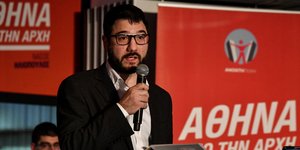 Ο Νάσος Ηλιόπουλος με μικρόφωνο