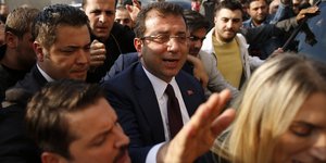 Ο Εκρέμ Ιμάμογλου ανάμεσα σε υποστηρικτές του