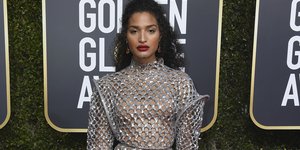 Η Indya Moore με ασημένιο φόρεμα και μπλε πέδιλα στο κόκκινο χαλί