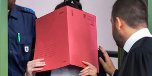 H Γένιφερ Β. κρύβει το πρόσωπό της κατά την άφιξή της στο δικαστήριο 