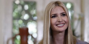 Η Ιβάνκα Τραμπ φοράει μωβ και χαμογελάει