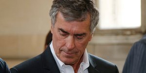 Σκυθρωπός ο Γάλλος πρώην υπουργός Ζερόμ Καουζάκ