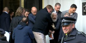 Η στιγμή που ο Τζούλιαν Ασάνζ συλλαμβάνεται από την αστυνομία