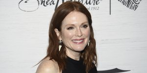 Η Τζούλιαν Μουρ με μαύρο ρούχο χαμογελά