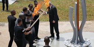 Ο πρόεδρος της Κομισιόν Ζαν Κλοντ Γιούνκερ με δάδα στο χέρι