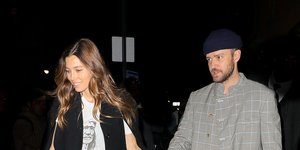 Η Τζέσικα Μπίελ και ο Τζάστιν Τίμπερλεϊκ περπαπούν πιασμένοι χέρι-χέρι