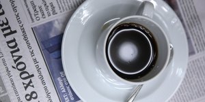 Καφές πάνω στην εφημερίδα