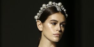 Η Κάια Γκέρμπερ στο σόου του Οίκου Givenchy με λευκό φόρεμα και πέρλες