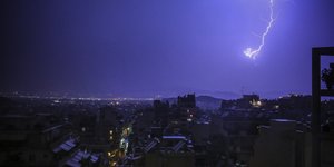 Αστραπή στον αττικό ουρανό