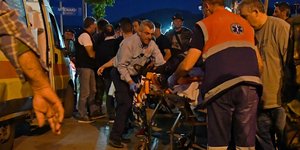 Ο 53χρονος μεταφέρεται με φορείο στο ασθενοφόρο