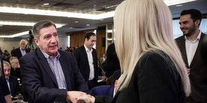 Ο Γιώργος Καμίνης χαιρετά την Φώφη Γεννηματά στη συνεδρίαση της ΚΕ του ΚΙΝΑΛ -Φωτογραφία: EUROKINISSI/ΓΙΑΝΝΗΣ ΠΑΝΑΓΟΠΟΥΛΟΣ