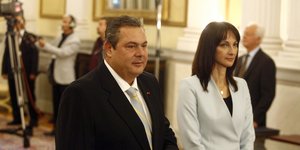 Ο Πάνος Καμμένος με την Ελενα Κουντουρά όταν ορκίζονταν υπουργοί / Ο Πάνος Καμμένος με την Ελενα Κουντουρά όταν ορκίζονταν υπουργοί