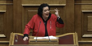 Εξαγριωμένη η Λιάνα Κανέλλη στη Βουλή