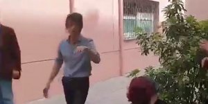 Ο Νίκος Καρανίκας κινείται εναντίον πολίτη που τον αποδοκιμάζει στη Θεσσαλονίκη 