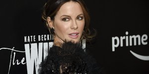 H ηθοποιός Κέιτ Μπέκινσεϊλ φορώντας μαύρη τουαλέτα