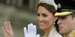 Η Κέιτ Μίντλετον και ο πρίγκιπας Γουίλιαμ χαμογελούν και χαιρετούν στον γάμο τους