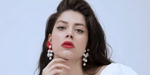 Η Κατερίνα Ντούσκα με λευκό μπλουζάκι και κόκκινο κραγιόν