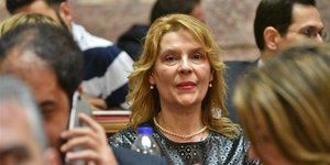 Η Κατερίνα Παπακώστα καθισμένη, στη βουλή