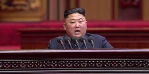 Κιμ Γιονγκ Ουν μικρόφωνο