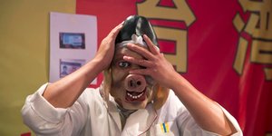 Άνδρας στην Κίνα φορά μάσκα γουρουνιού