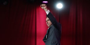 Ο Πέτρος Κόκκαλης υψώνει την αριστερή γροθιά του