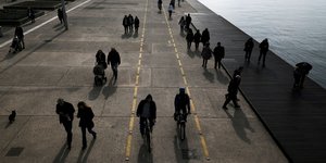 Κόσμος περπατά παραλία Θεσσαλονίκης