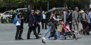 Κόσμος περπατάει στην πλατεία Συντάγματος