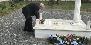 Ο Τερενς Κουίκ καταθέτει στεφάνι στο μνημείο του Νίκου Μπελογιάννη