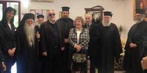 Ο Παναγιώτης Κουρουμπλής φωτογραφίζεται με τον Αμβρόσιο 