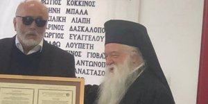 Ο Παναγιώτης Κουρουμπλής βραβεύεται από τον μητροπολίτη Αμβρόσιο