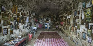 Ξωκλήσι μέσα σε σπηλιά με αγιογραφίες, εικόνες, αφιερώματα