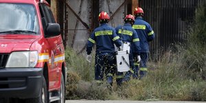 Ανδρες της πυροσβεστικής στο φρεάτιο που βρέθηκαν οι σοροί δυο γυναικών